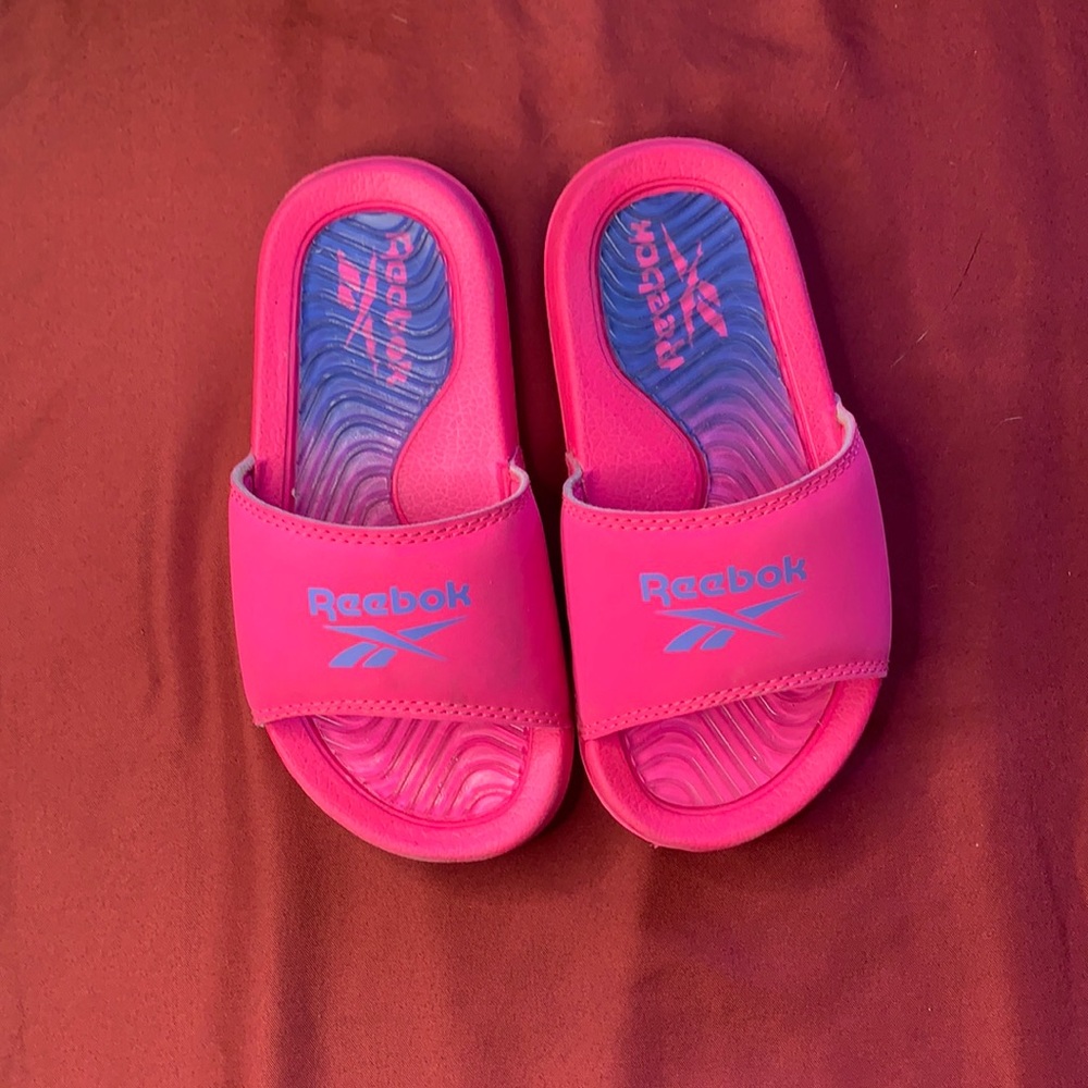 Reebok pink girls slippers size 11